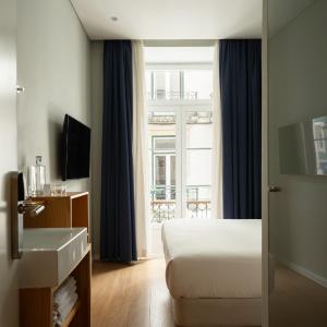 Small Room with City View