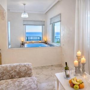 Blue Sky Split-Level Suite with Rooftop Jetted Tub – Sea View