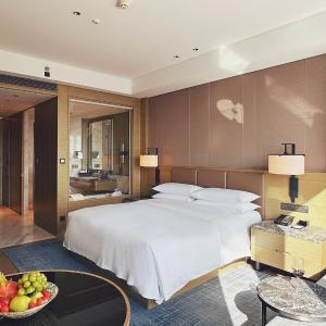 Executive Level Guest Room with 1 King, City view
