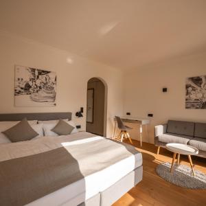 Mountain Lake Room