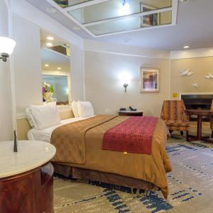 Deluxe King Suite with Jacuzzi and fireplace