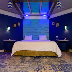 Superior King Suite with Jacuzzi and Fireplace