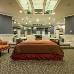 Honeymoon King Suite with Jacuzzi and Fireplace