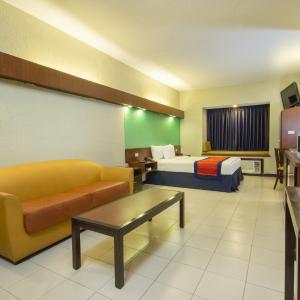 Accessible Queen Suite, Non-Smoking