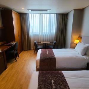 Standard Twin Room with Mountain View