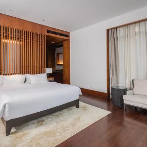 Deluxe Courtyard King Bed Room