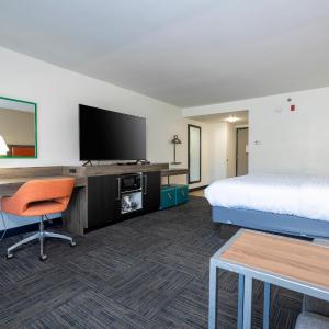 King Room with Accessible Tub - Mobility and Hearing Access/Non-Smoking