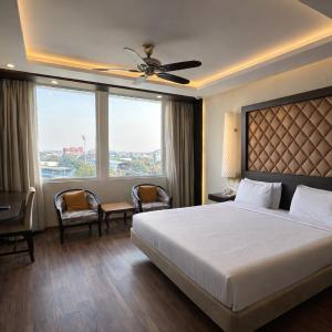 Deluxe Room King Bed City View