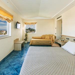 Deluxe Double Room with Side Sea View
