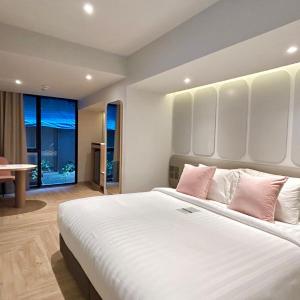 Connecting Room