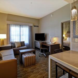 One-Bedroom Queen Suite with Two Queen Beds - Non-Smoking