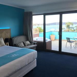 Executive Queen Spa Room with Water View