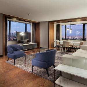 One-Bedroom Deluxe King Suite
