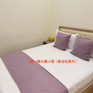 Standard Double Room with Shared Bathroom
