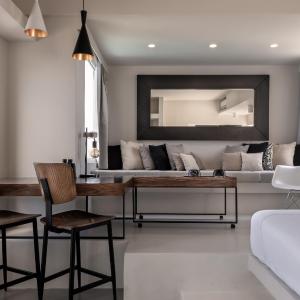 Deluxe Suite with Outdoor Hot tub and Caldera View