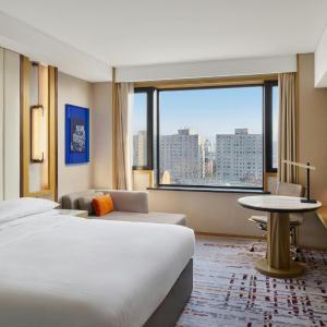 Deluxe King Room with City View
