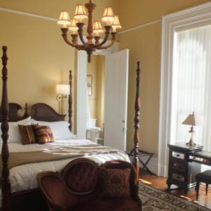 Deluxe King Suite with Landmark View