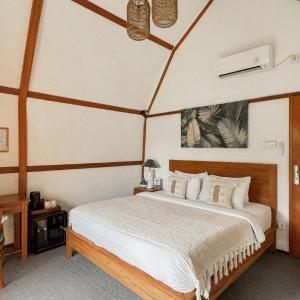 Bungalow Room with Outdoor Bathroom