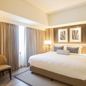 1 King Bed and 1 Bunk Bed, Family Room with Bathtub and Living Area