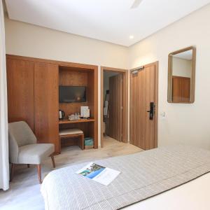 Deluxe Queen Room with Balcony - Non-Smoking