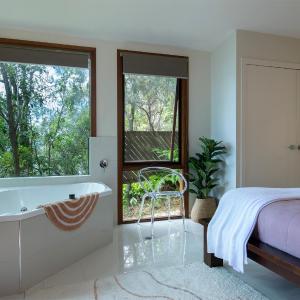 Luxury One-Bedroom House with Lake View