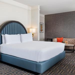 Corner King Room with Transfer Shower - Mobility/Hearing Access