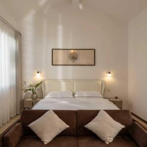 Deluxe Double Room with Side Sea View