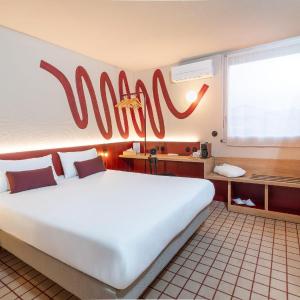 Queen Room with Roll-In Shower - Disability Access/Ground Floor/Non-Smoking