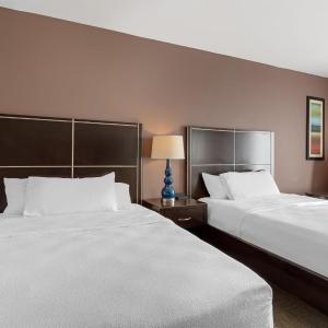Queen Room with Two Queen Beds and Roll-In Shower - Mobility Access