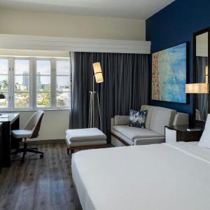 King Room with Adapted Tub - Mobility and Hearing Accessible