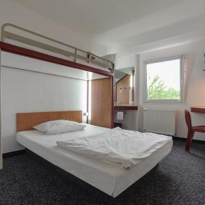 Single Room with Shared Bathroom