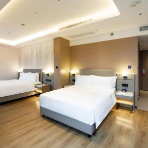 One-Bedroom Queen Suite