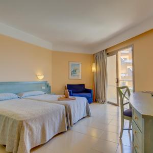 Double Room with Lateral Sea View (2 Adults + 1 Child)