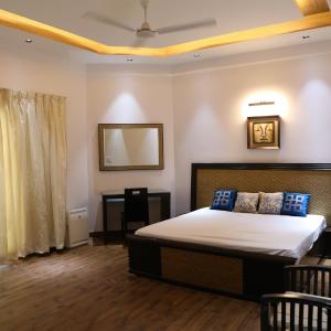 Superior One-Bedroom Apartment with Balcony