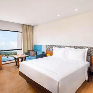 Deluxe Room King Bed - Enjoy Happy Hours with 1+1 offer on Alcoholic Beverage