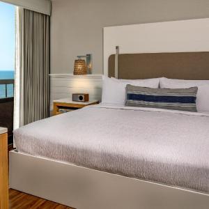 Horizon King Suite with Sofa Bed and Oceanside - Mobility/Hearing Accessible with Roll-In Shower