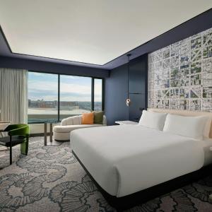 Deluxe King Room with Urban View