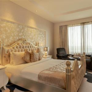 One-Bedroom Executive King Suite - Concierge Level