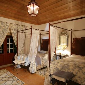 Family Room (2 Adults + 2 Children up to 12 years old)