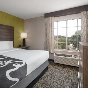 One-Bedroom Suite with One King Bed - Non-Smoking