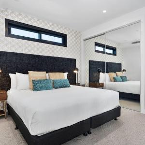 One-Bedroom King with Urban View
