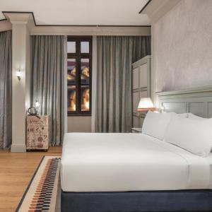 Junior Corner King Suite with City View