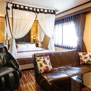 Deluxe King - Non-Smoking - Complimentary Club Lounge Access