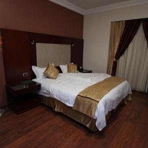 One-Bedroom Apartment with Living Room