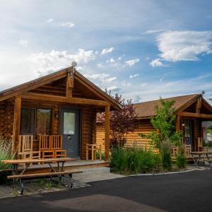Log Cabin (Sleeps 4)