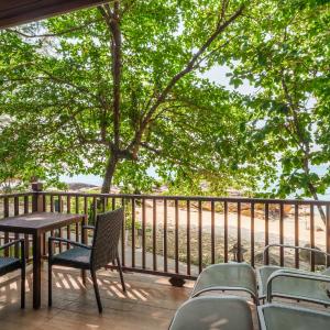 Deluxe Bungalow Beachfront - Mountain Wing