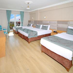 Deluxe Triple Room with Sea View