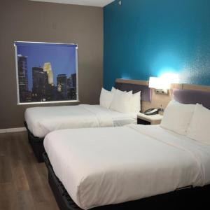 Quadruple Room with Two Queen Beds and Roll-In Shower - Disability Access/Non Smoking