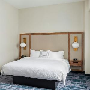 King Suite with River View, Living Room and Sofa Bed