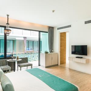 Deluxe Double Room with Pool Access